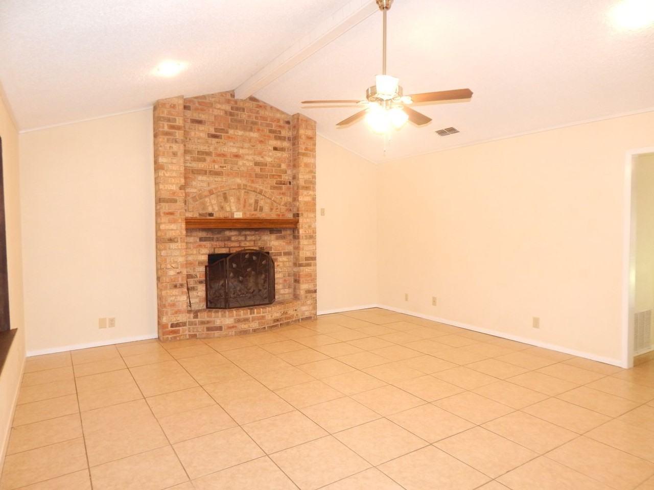 805 Corey Dr - Photo 4 of 34