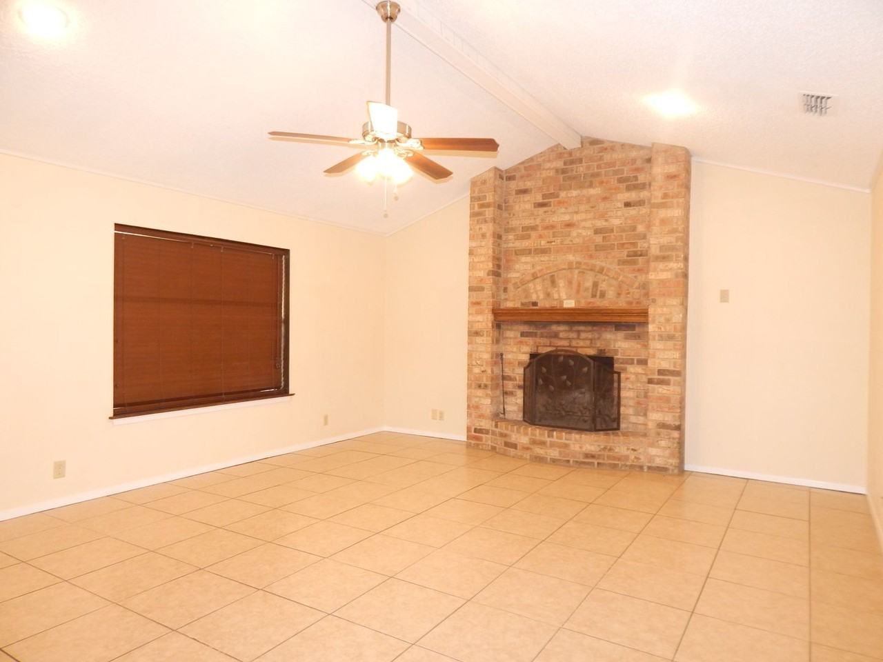 805 Corey Dr - Photo 5 of 34