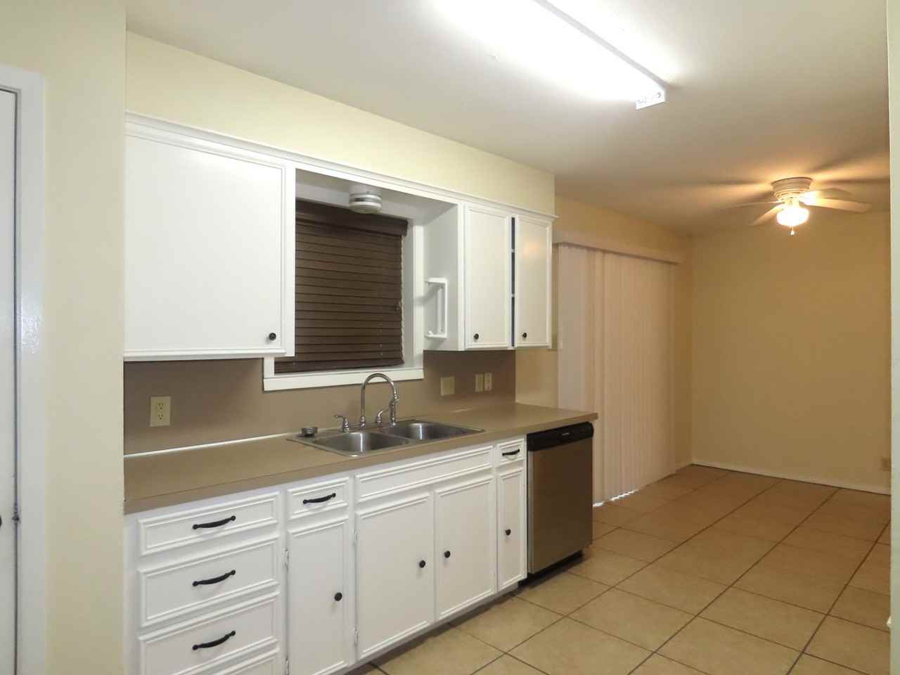 805 Corey Dr - Photo 6 of 34