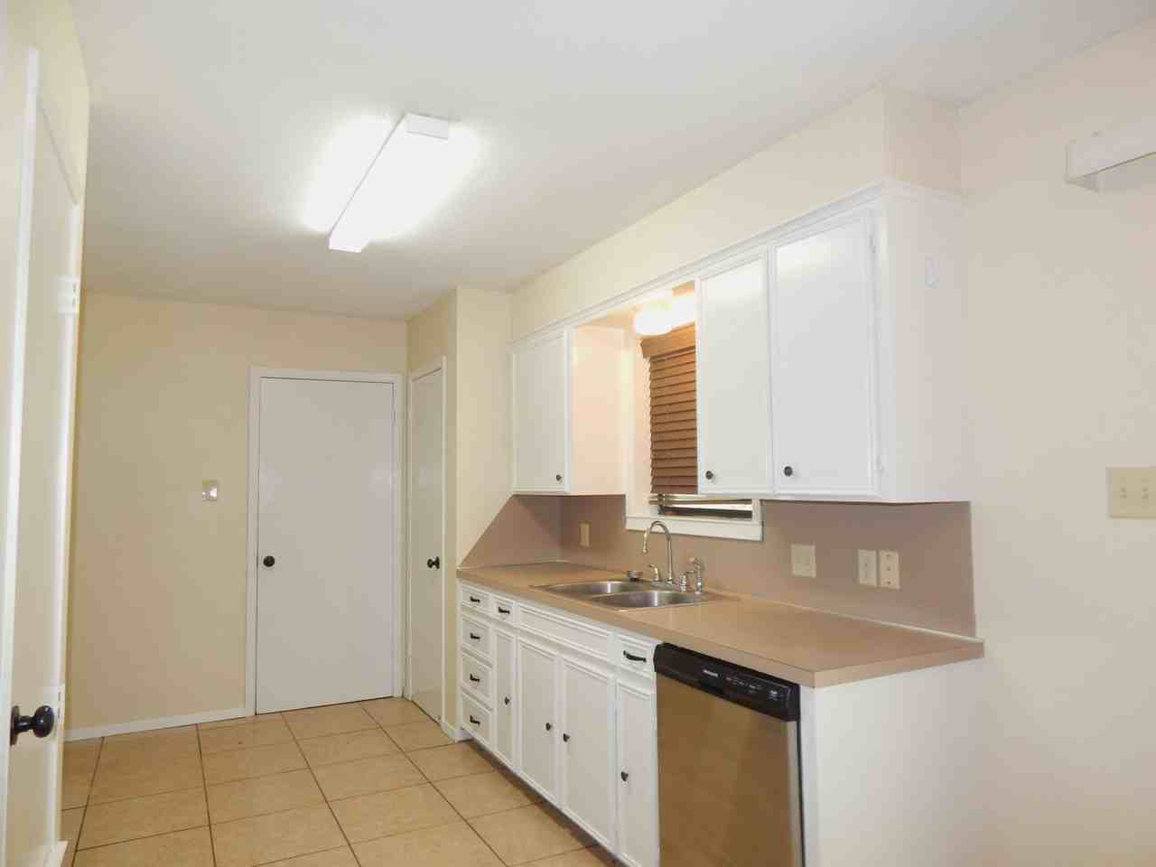 805 Corey Dr - Photo 7 of 34
