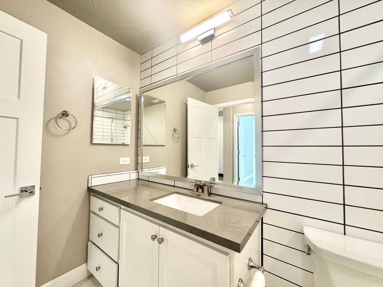 1066 Forbes Ln - Photo 6 of 41