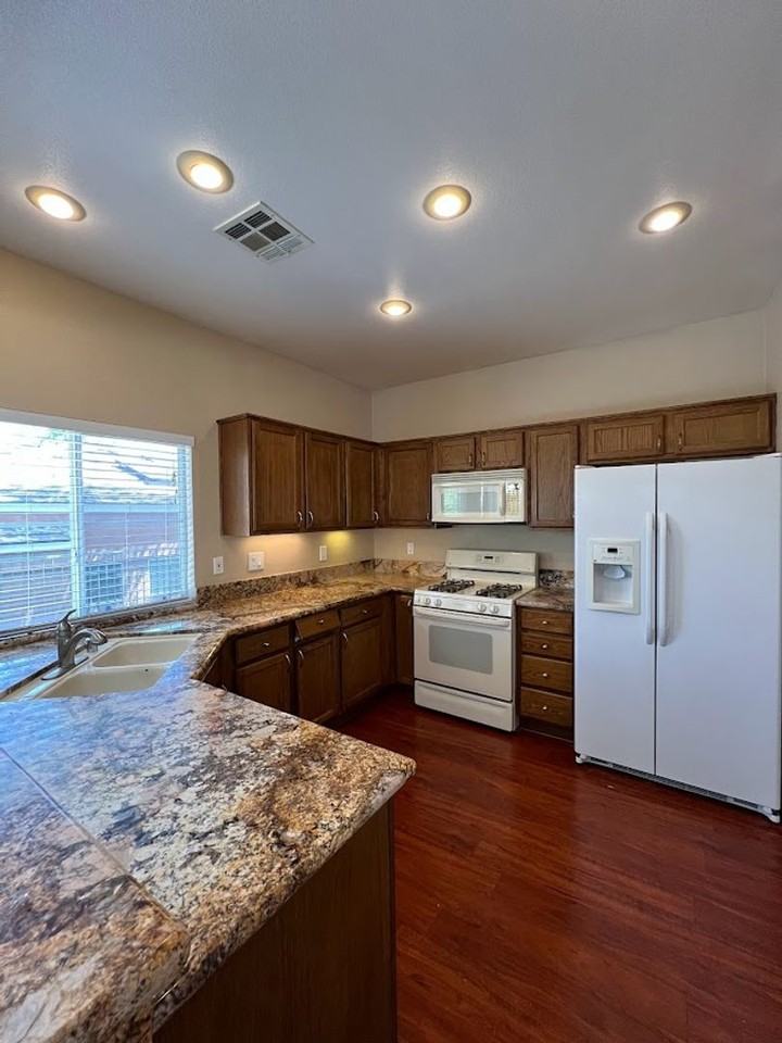 10628 Whitebrush Ave - Photo 4 of 13