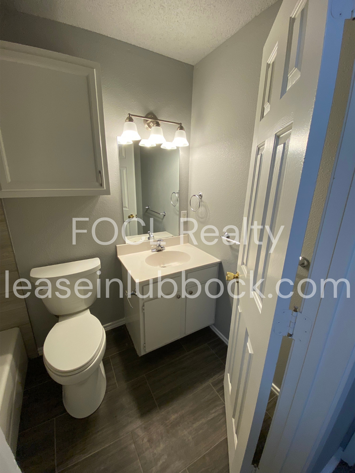 2504 109th St - Photo 5 of 9