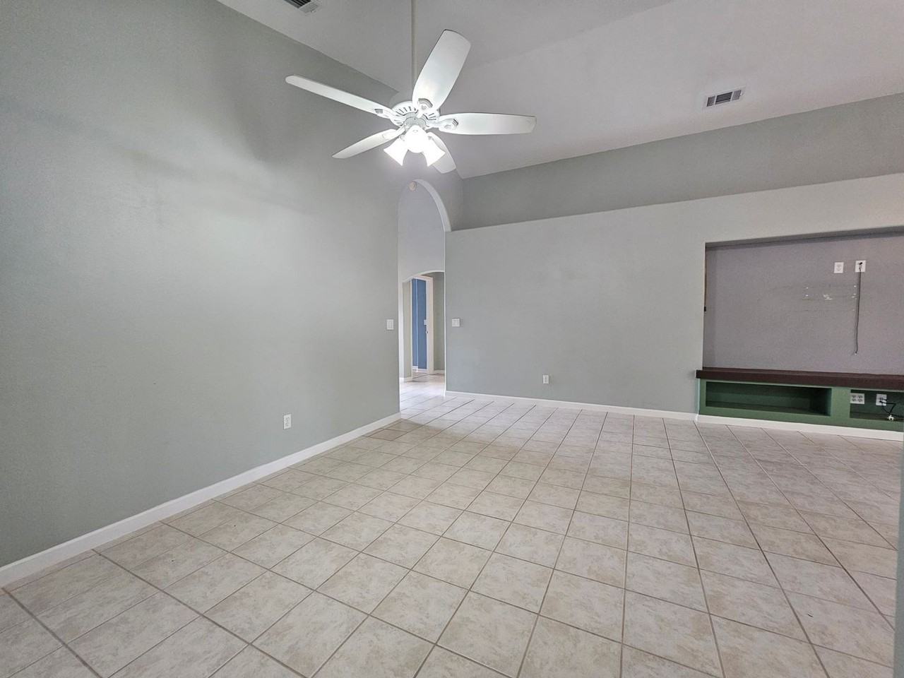 15230 Markham Dr - Photo 4 of 20