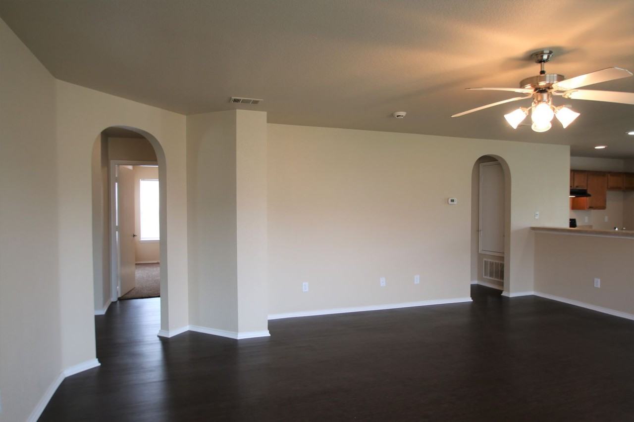 557 Winbridge Ln - Photo 3 of 20