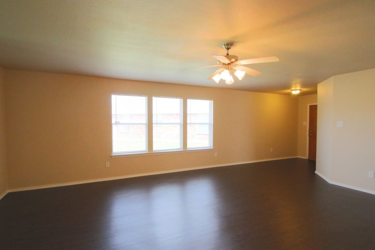 557 Winbridge Ln - Photo 4 of 20