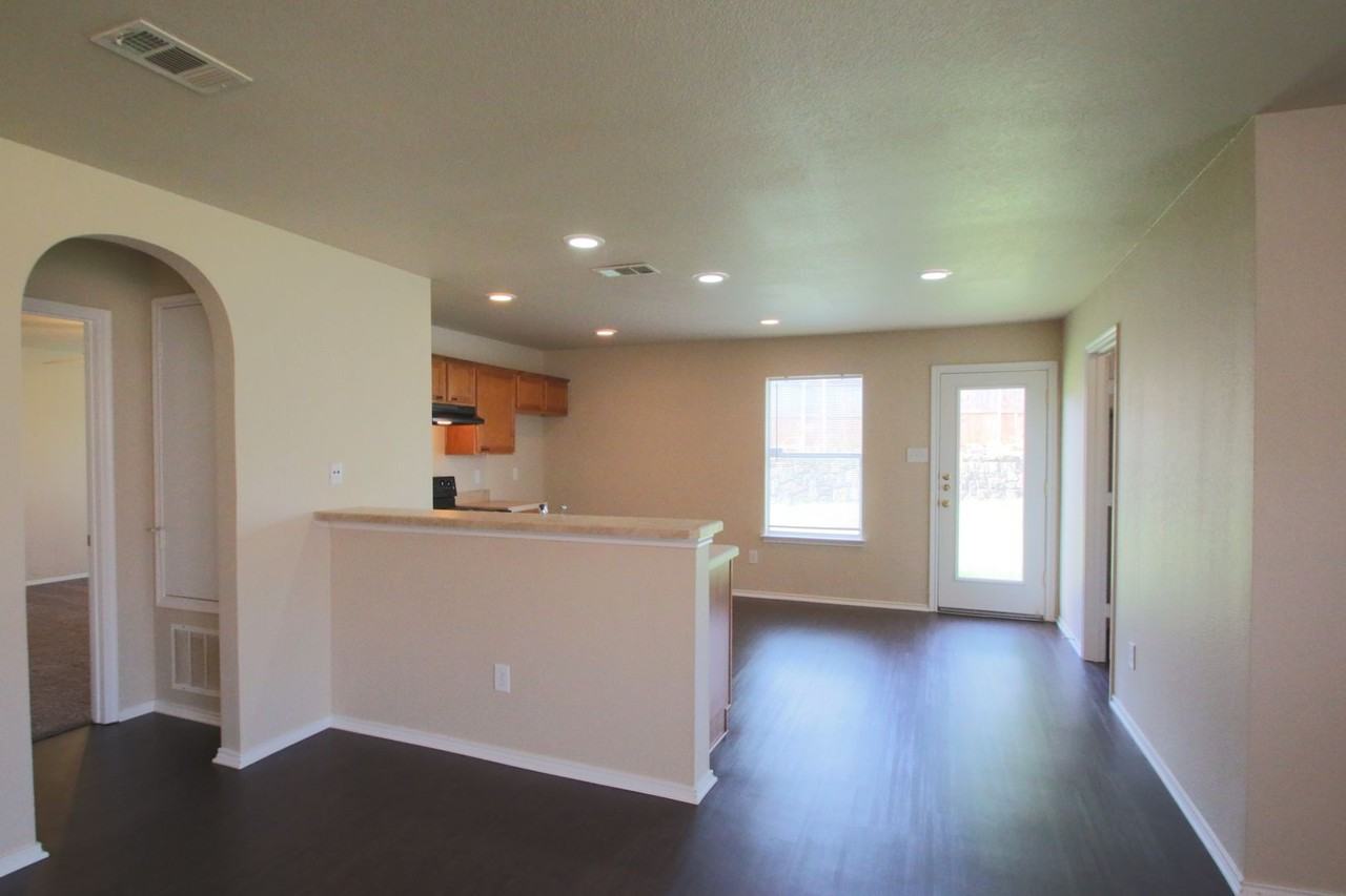 557 Winbridge Ln - Photo 6 of 20