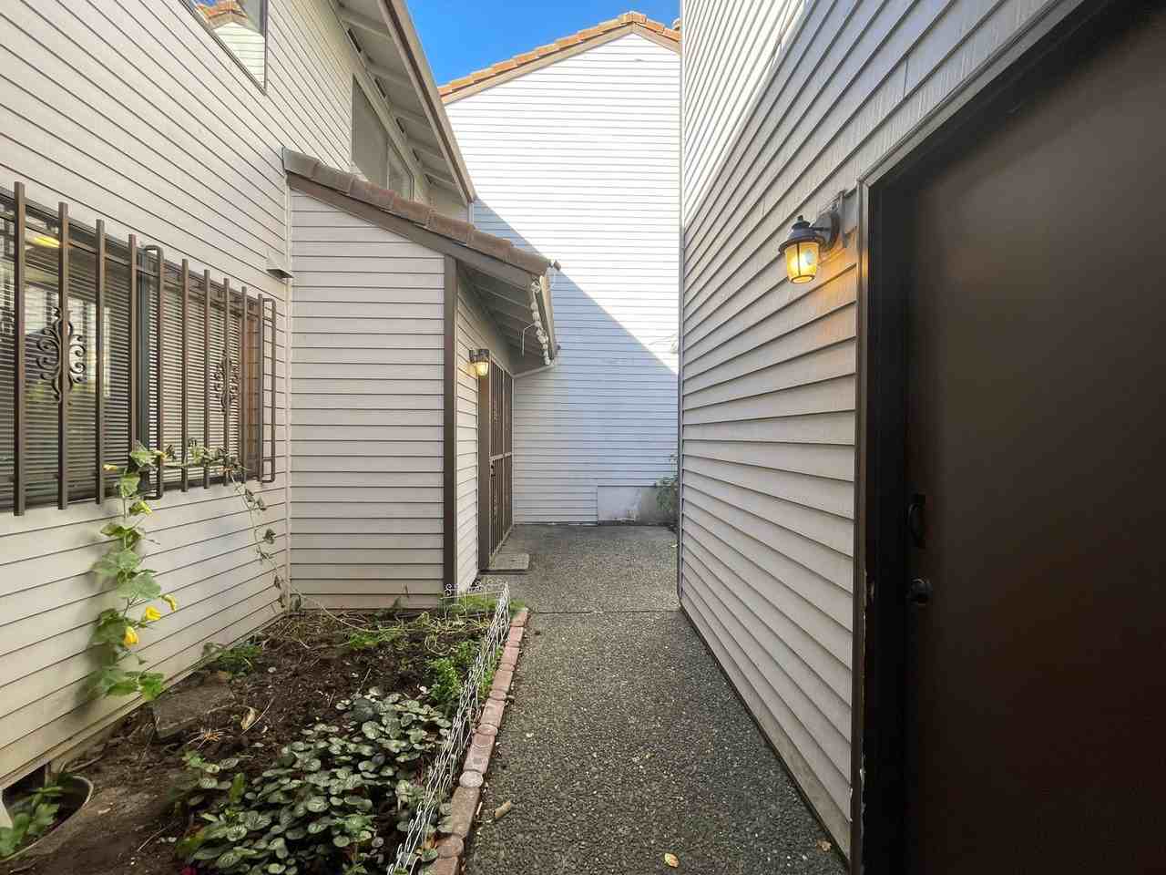 12128 Se 104th Ct - Photo 3 of 33