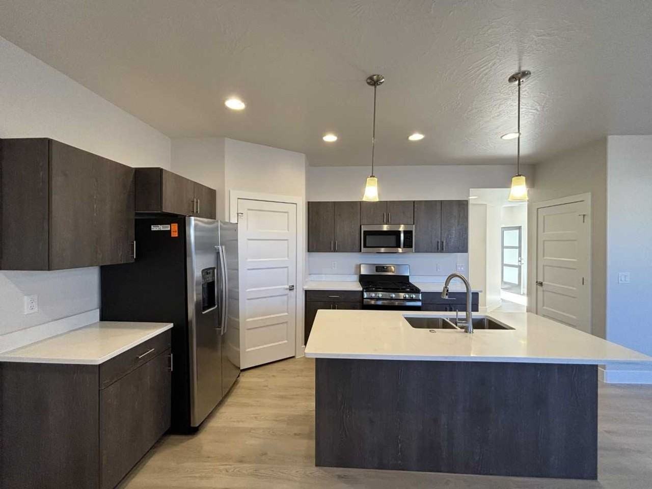 667 E Eureka Aly - Photo 2 of 22