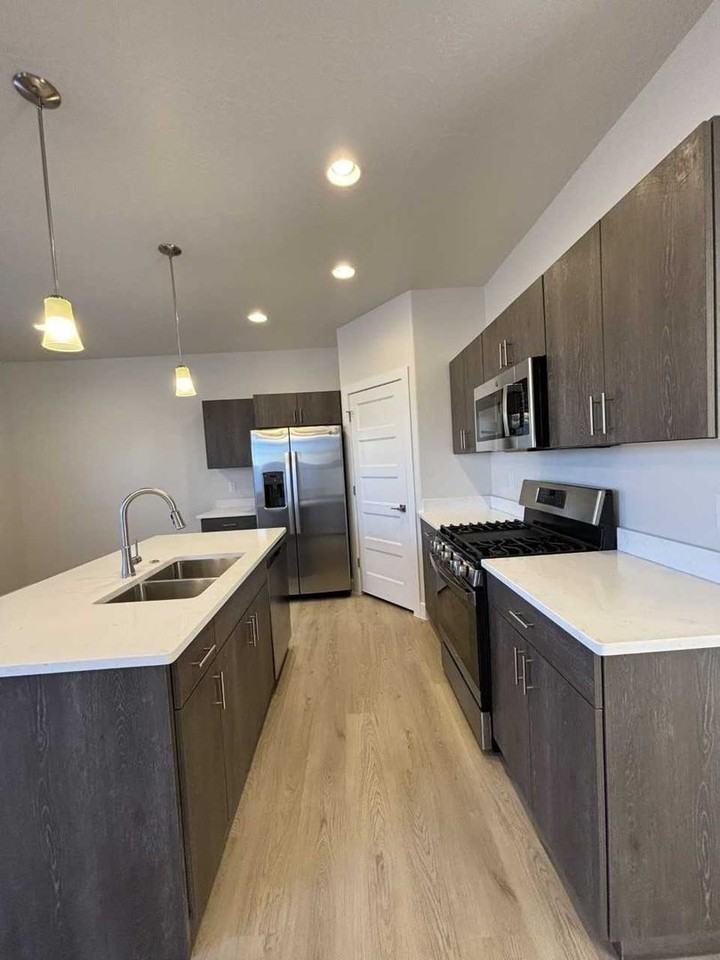 667 E Eureka Aly - Photo 3 of 22