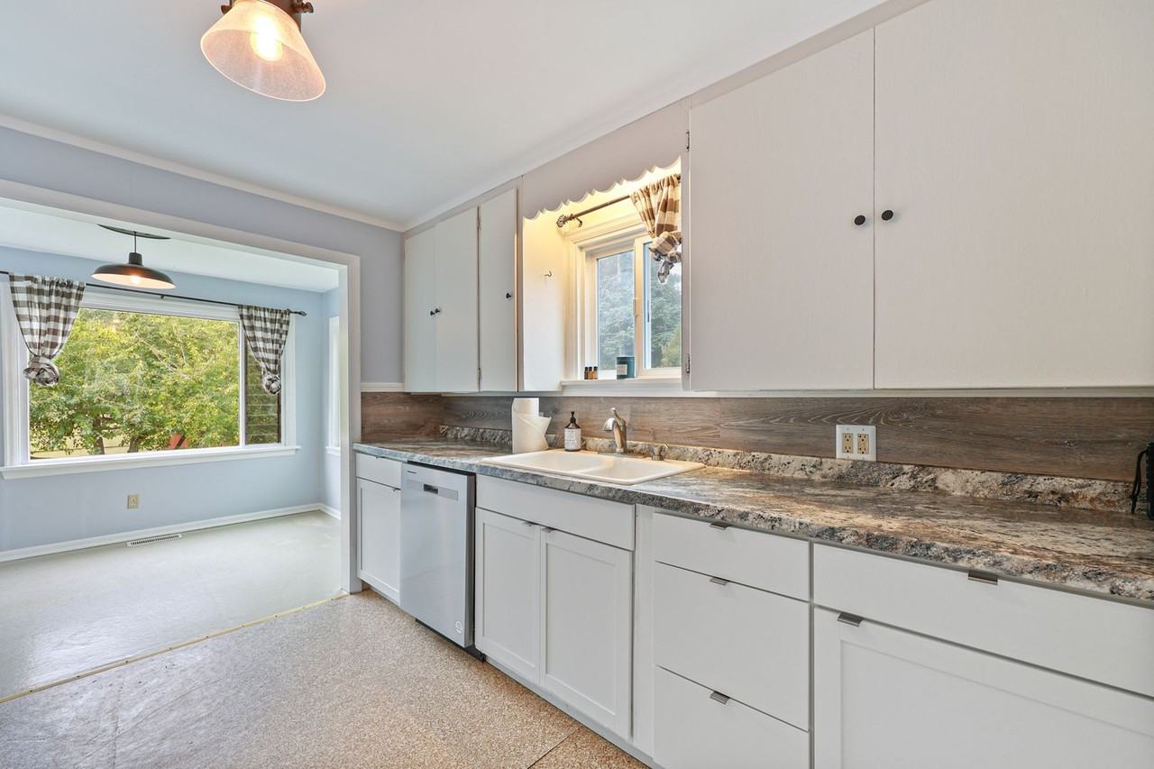 1223 Puget St Ne - Photo 7 of 27