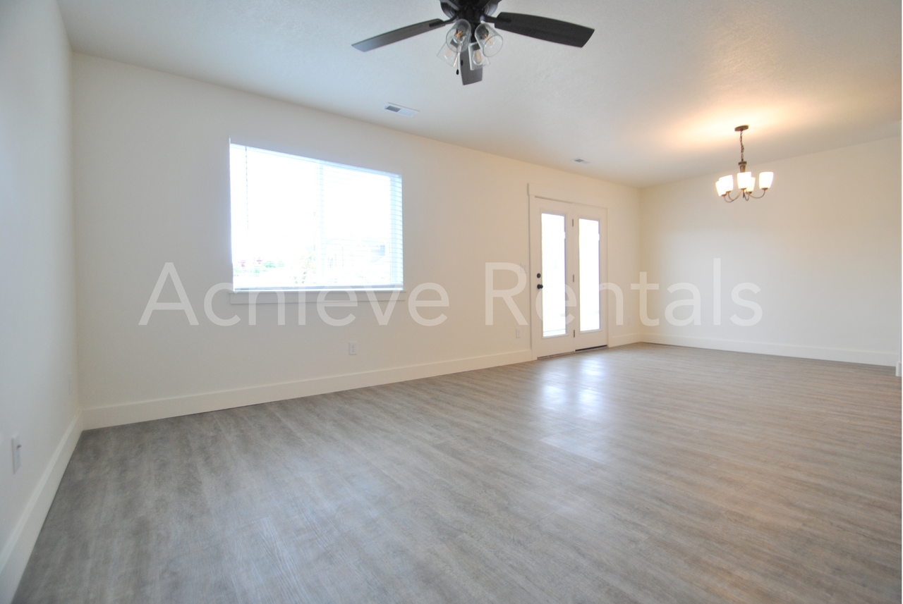 786 E Ruby Dr - Photo 3 of 17