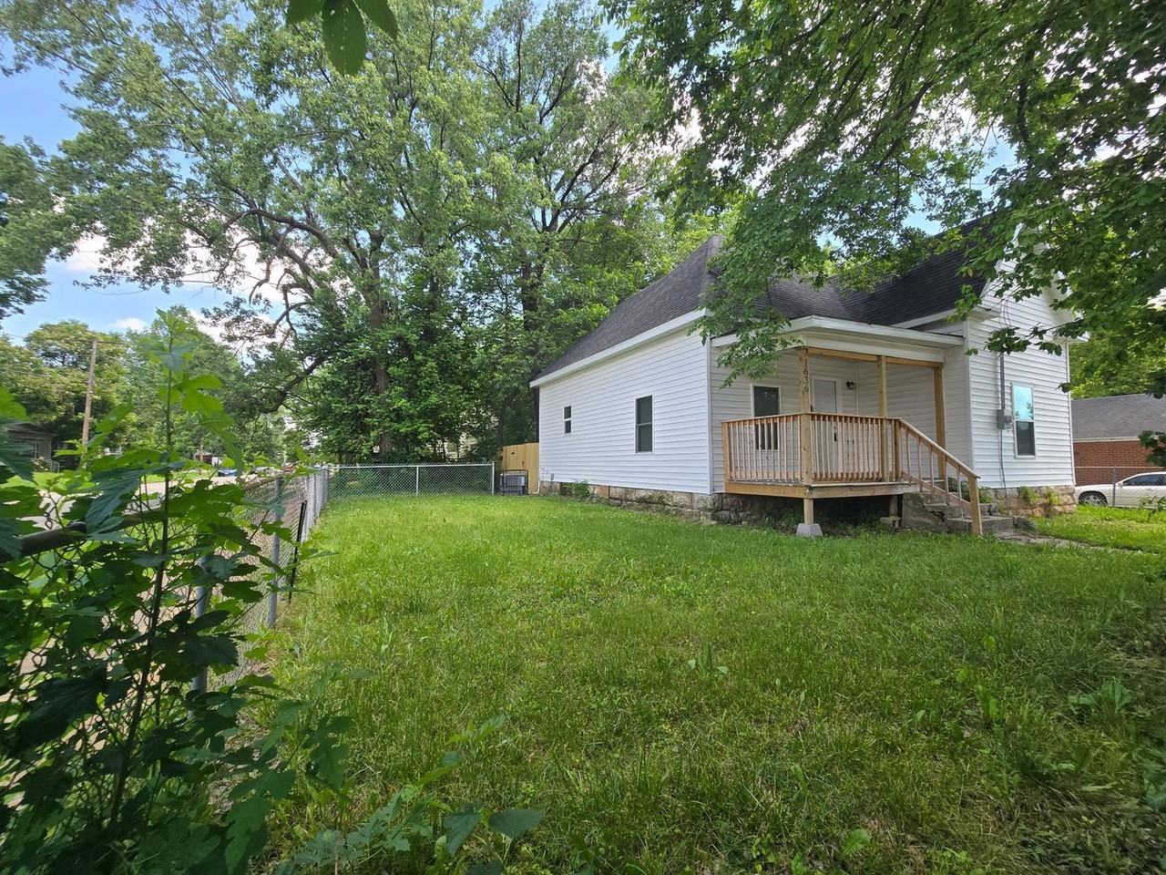 1636 N Sherman Ave - Photo 4 of 18