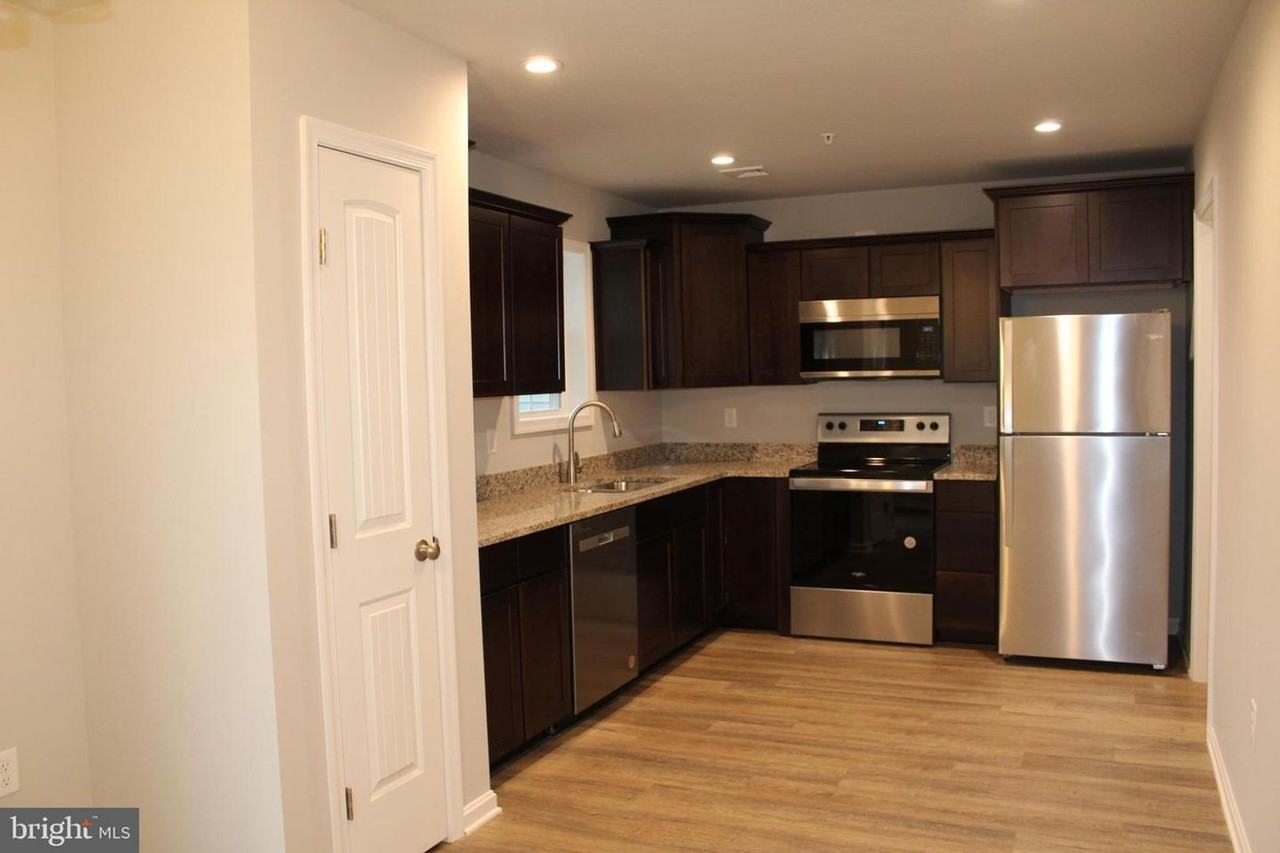 644 N College St - Photo 2 of 11