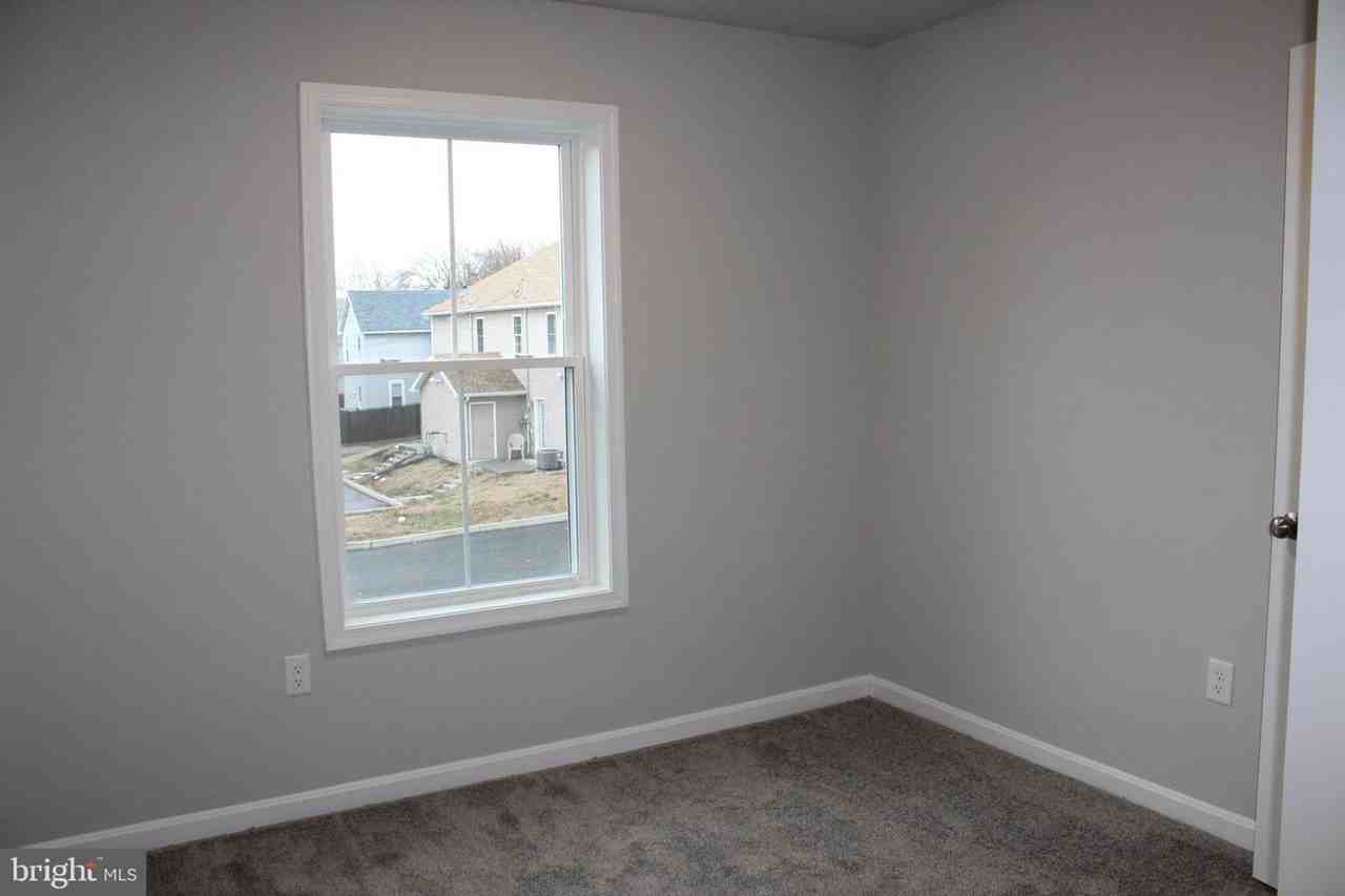 644 N College St - Photo 3 of 11
