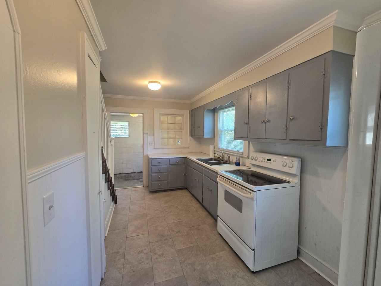 330 Stratford Rd - Photo 3 of 12