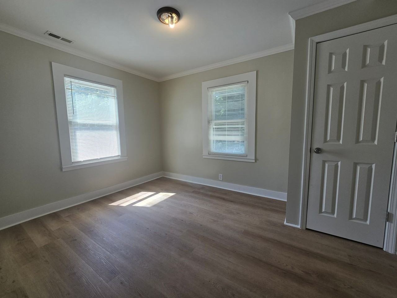 330 Stratford Rd - Photo 5 of 12