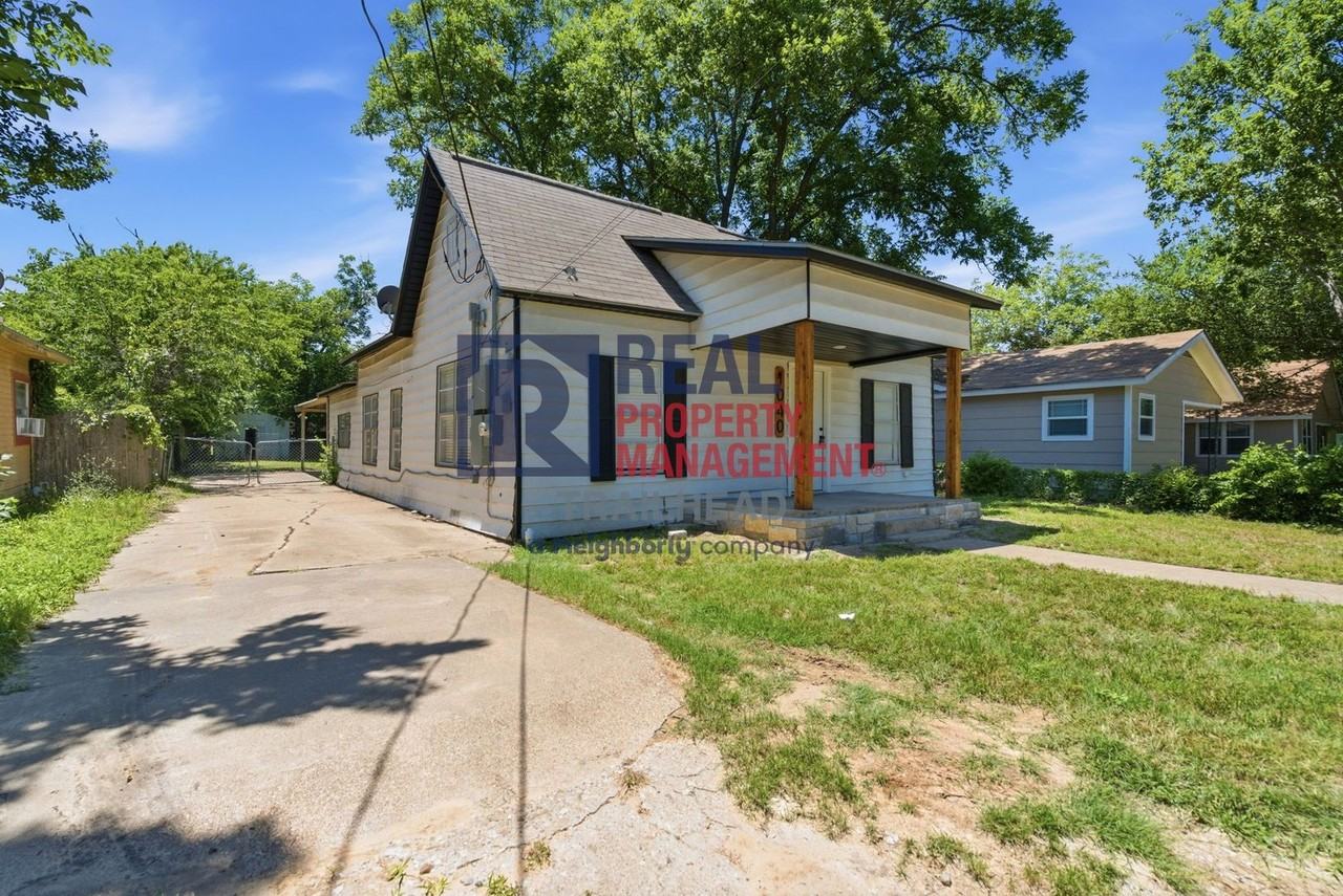 1040 N Clinton St - Photo 3 of 27