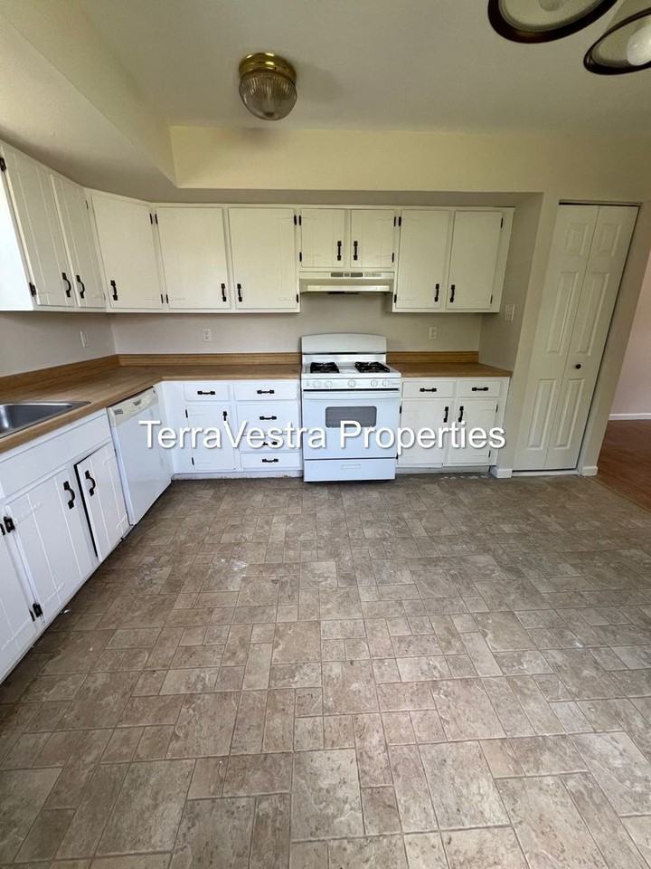 13 Grasmur Ct - Photo 2 of 18