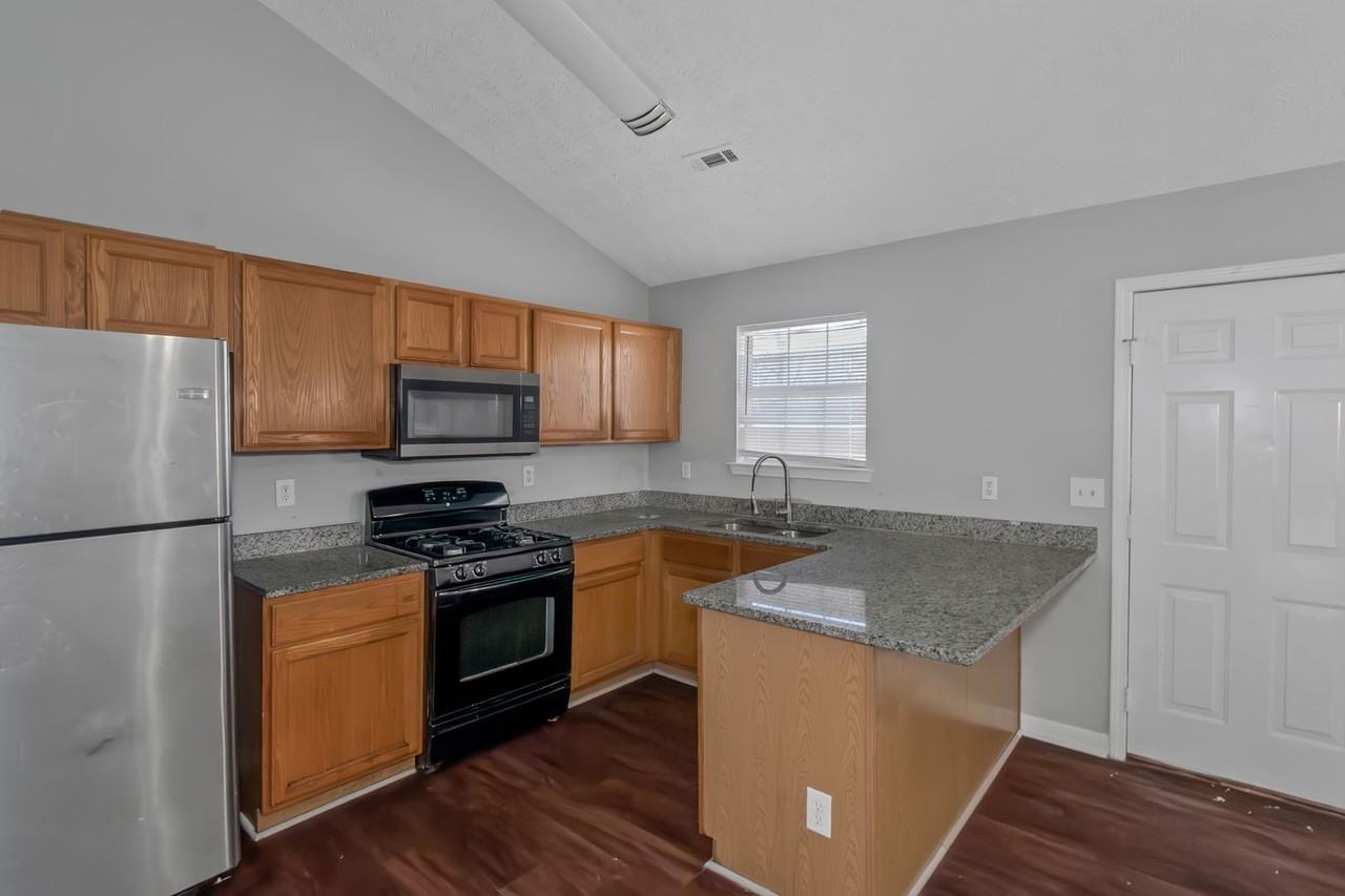 401 Edgewood Dr - Photo 7 of 36