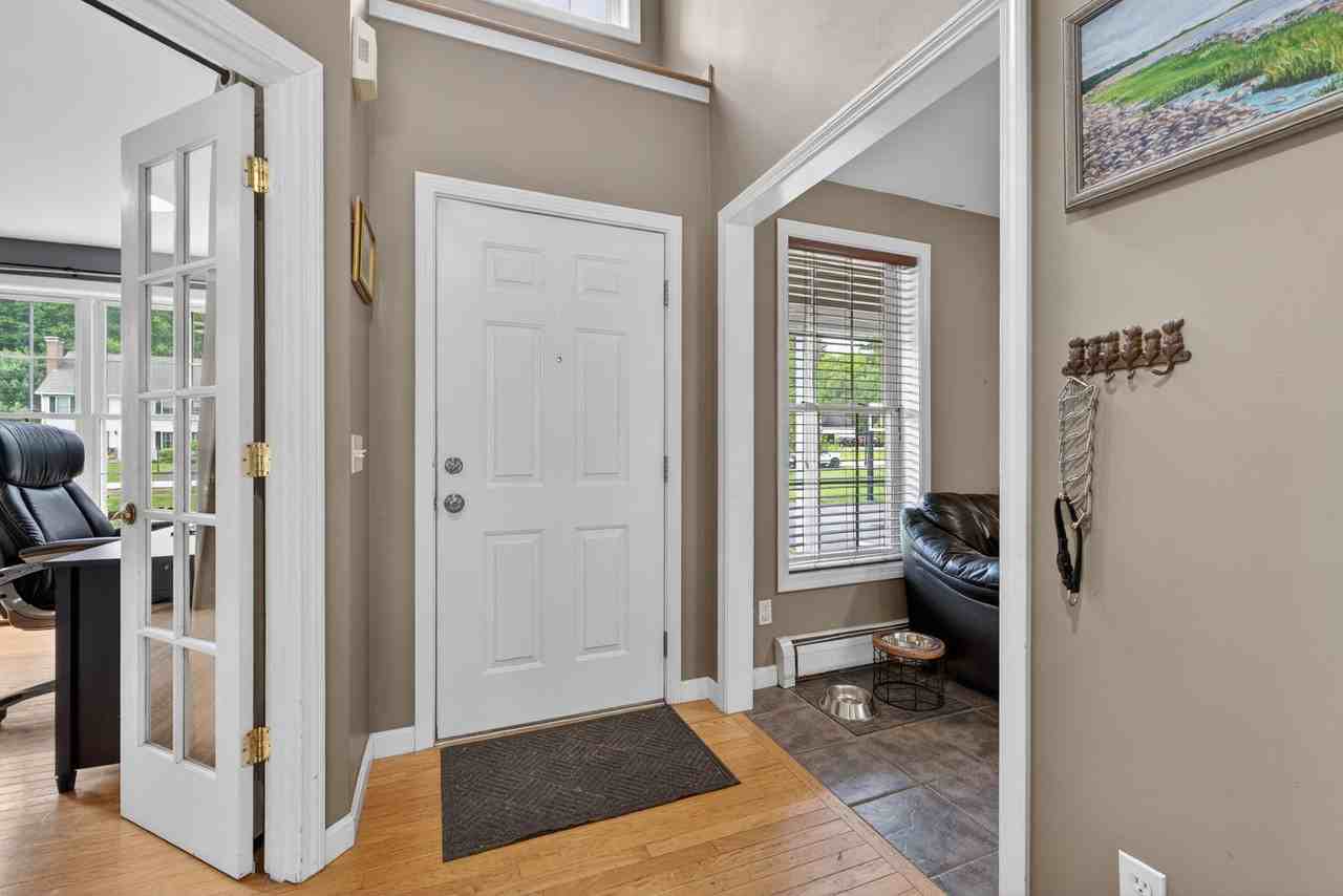 9 Stephen Dr - Photo 7 of 48