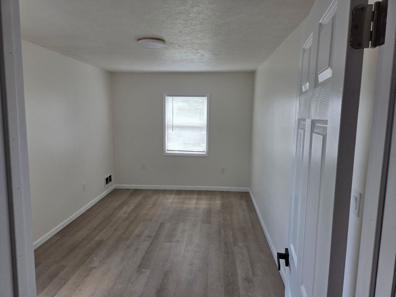 108 Ball St - Photo 5 of 7