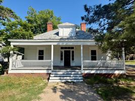 featured image of 213 N Dennis St