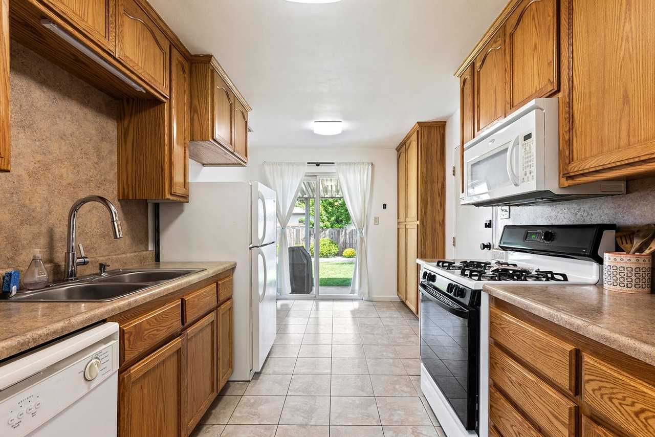 1580 Jeffries St - Photo 3 of 16
