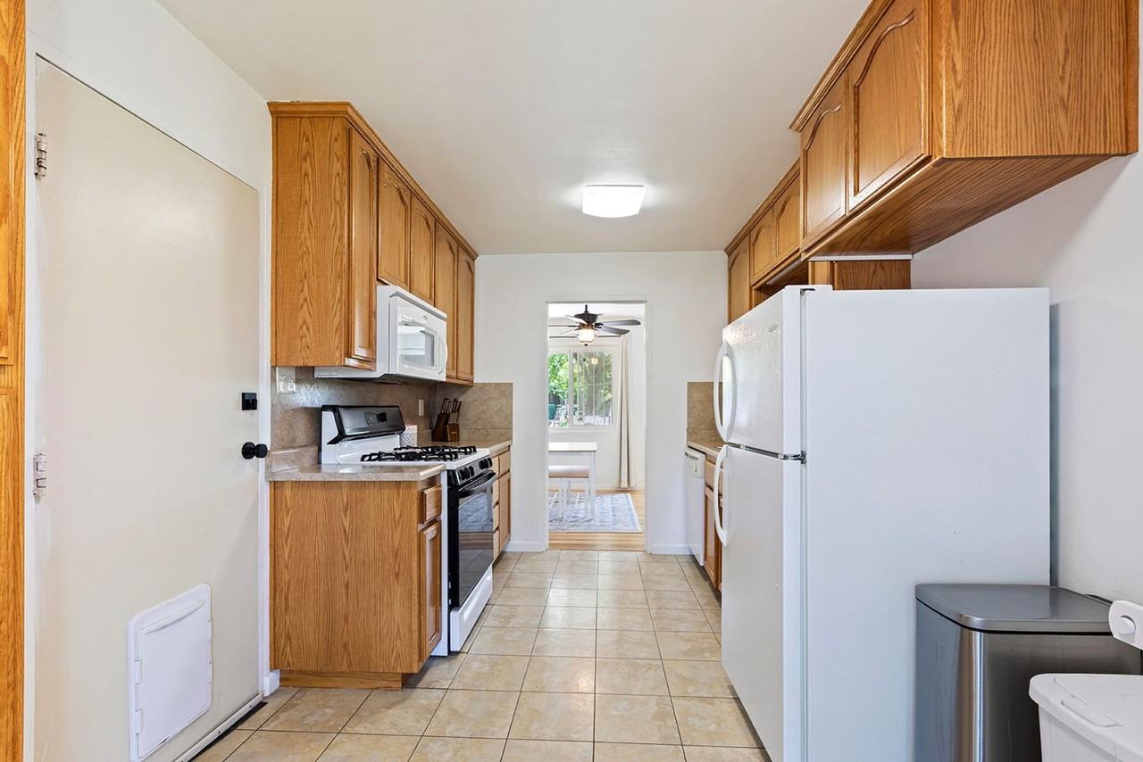 1580 Jeffries St - Photo 4 of 16