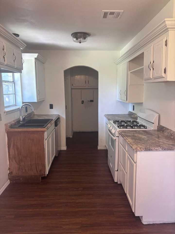 1052 Nw 7th Pl - Photo 3 of 8