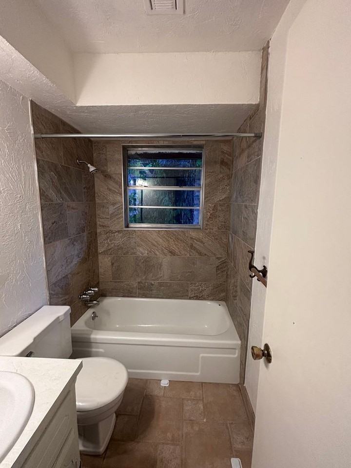 1052 Nw 7th Pl - Photo 5 of 8