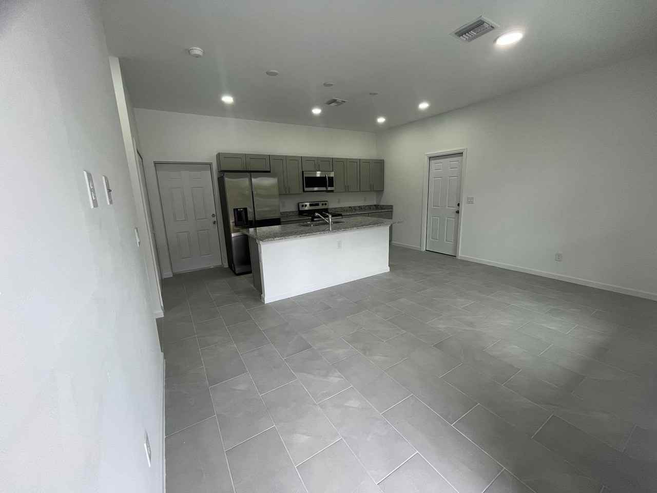 1019 Gladys St - Photo 2 of 12