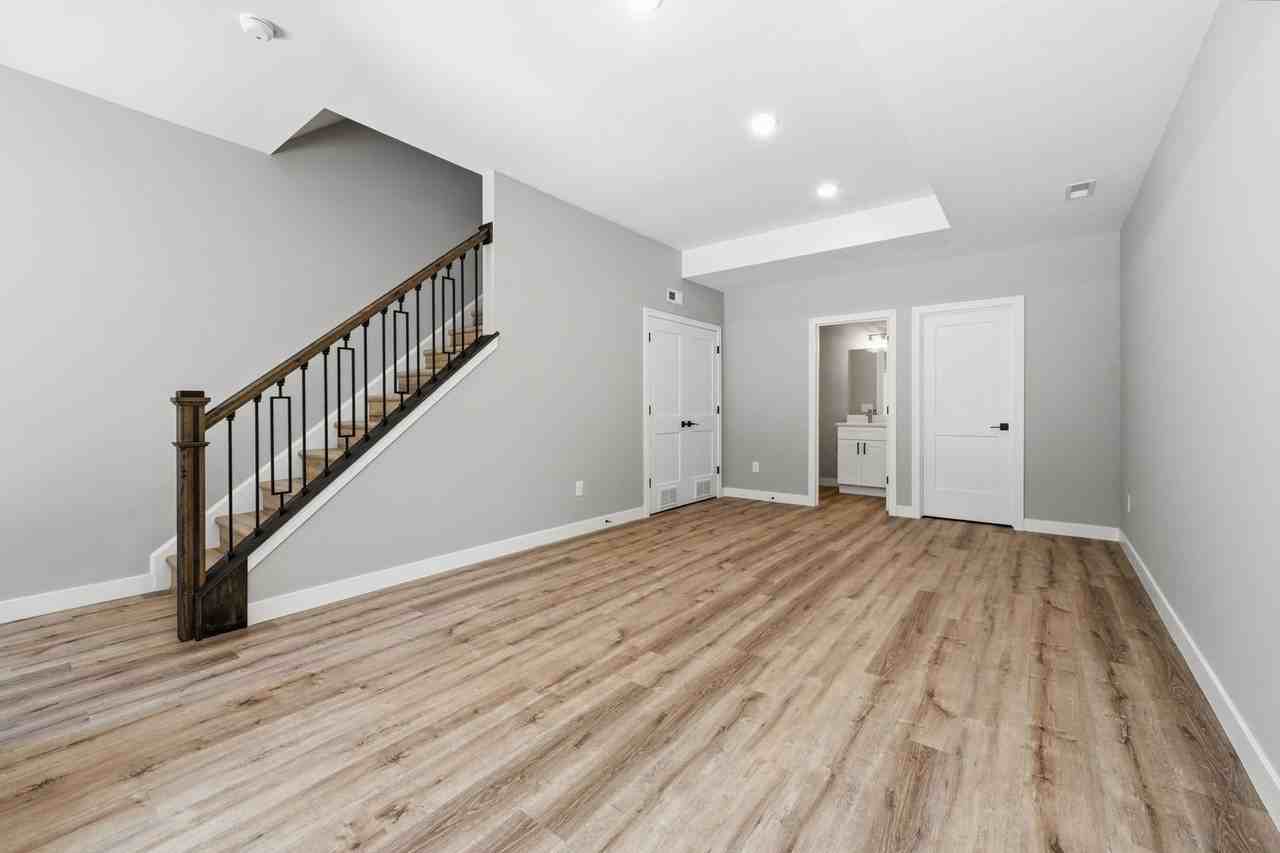 4720 Walworth Ave - Photo 4 of 43