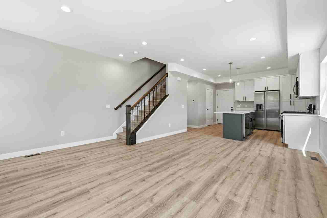 4720 Walworth Ave - Photo 5 of 43