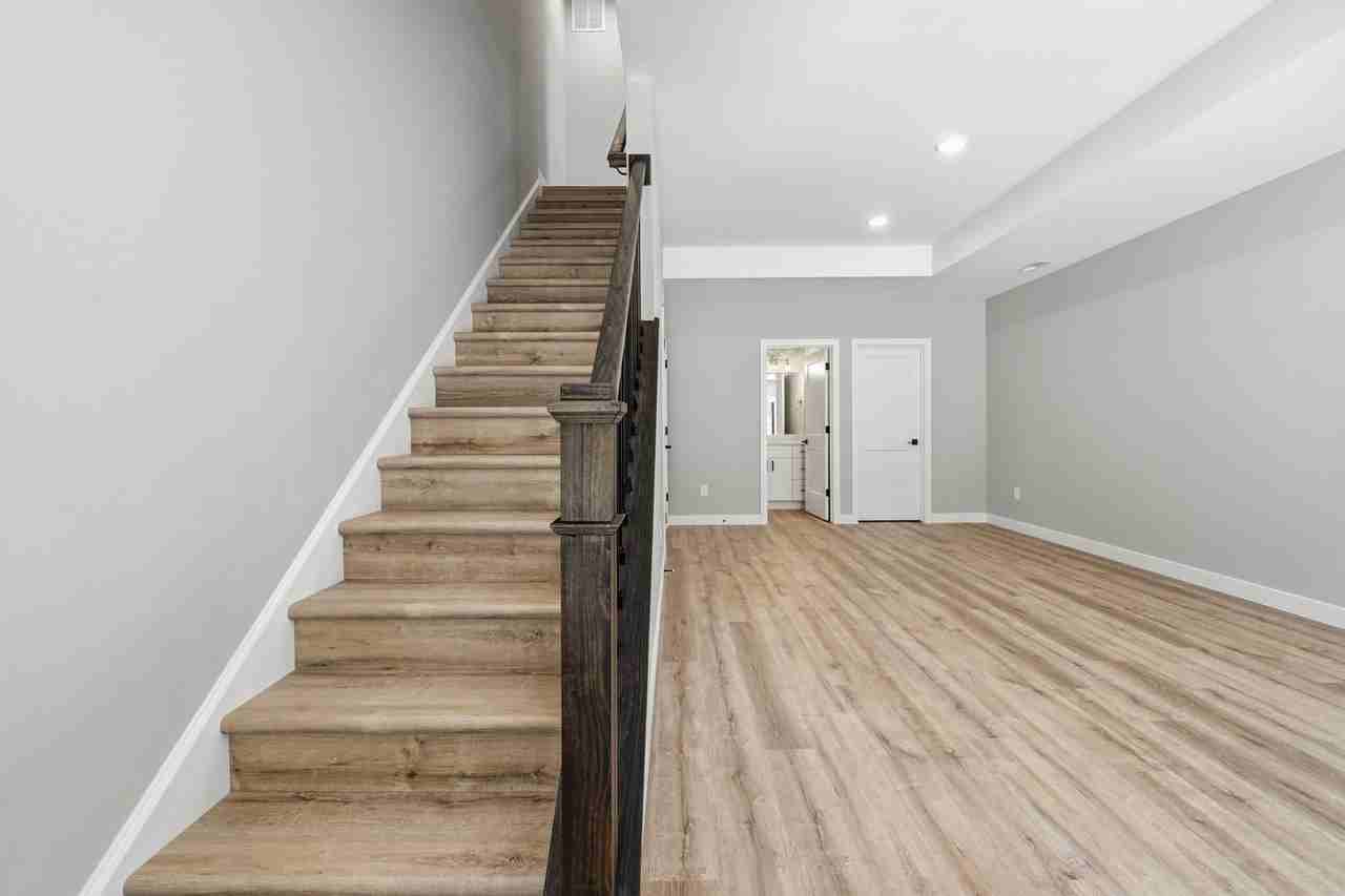 4720 Walworth Ave - Photo 6 of 43