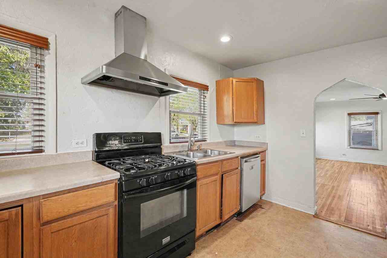 5050 Lincoln St - Photo 6 of 25