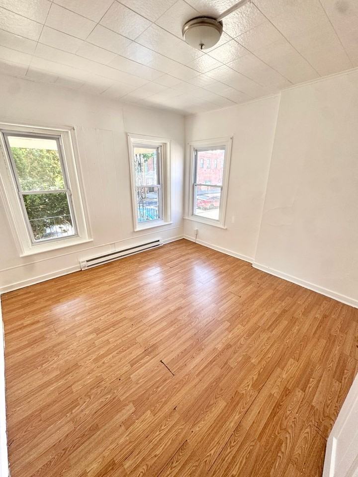 535 W Tilghman Street - Photo 4 of 32