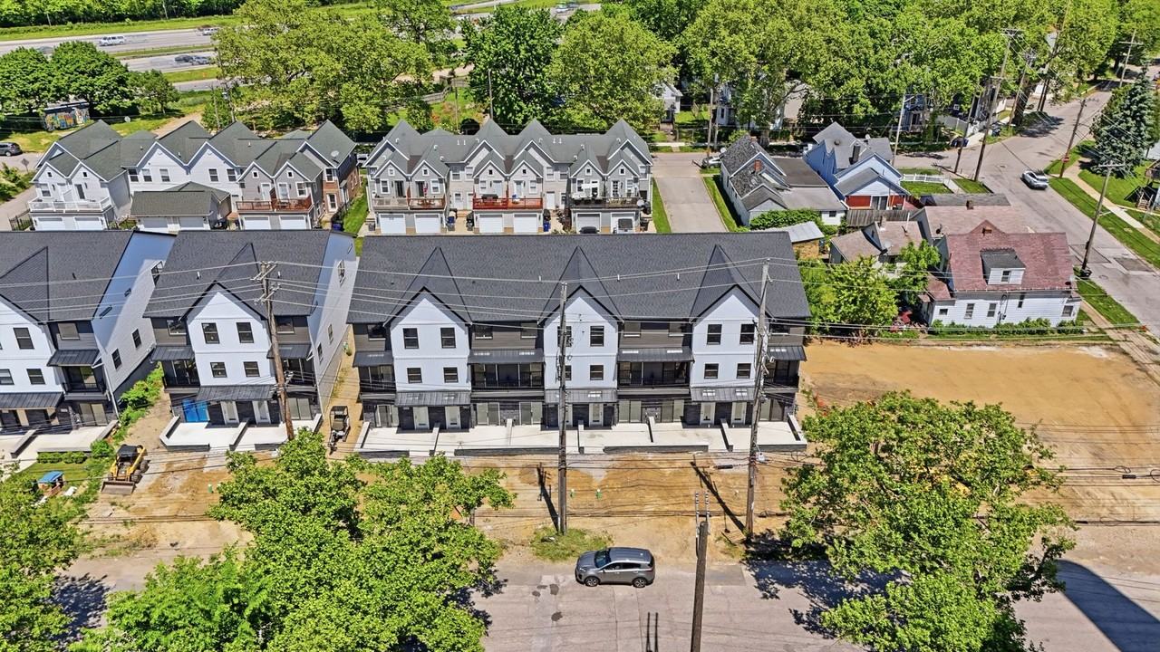 4722 Walworth Ave - Photo 4 of 47