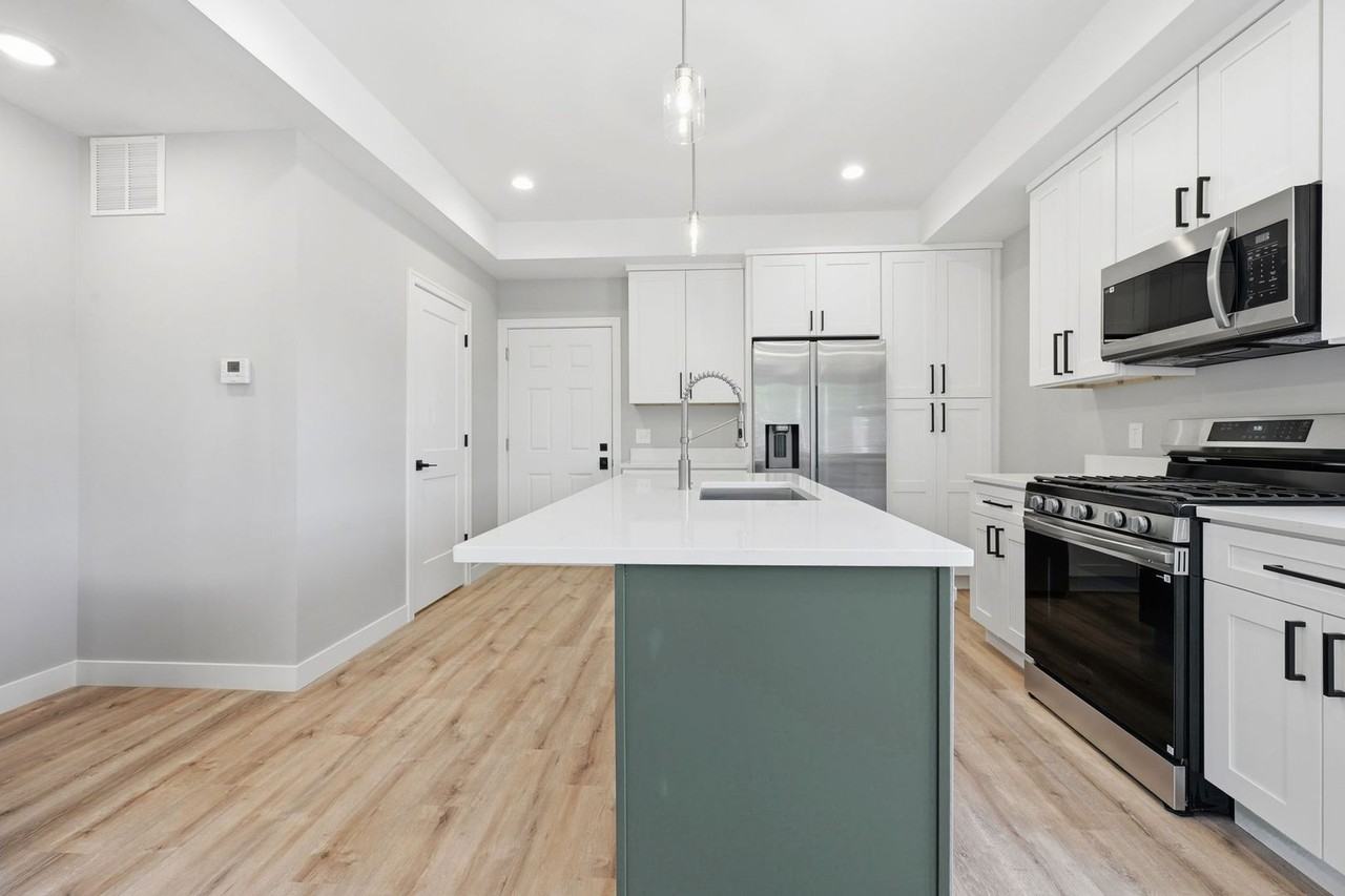 4722 Walworth Ave - Photo 6 of 47