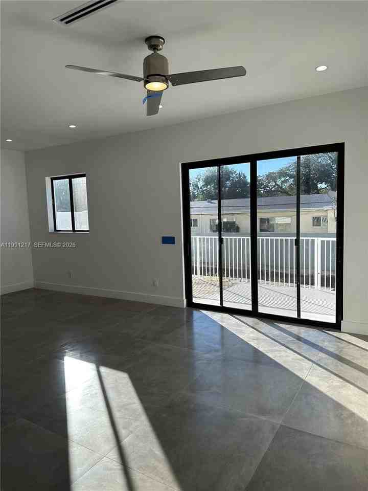 4625 Sw 32nd Ave #TH - Photo 3 of 27