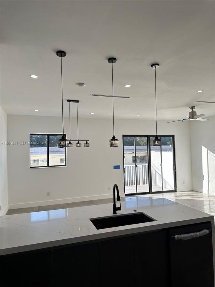 4625 Sw 32nd Ave #TH - Photo 4 of 27