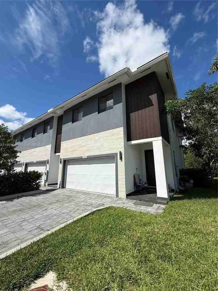 4625 Sw 32nd Ave #TH - Photo 7 of 27
