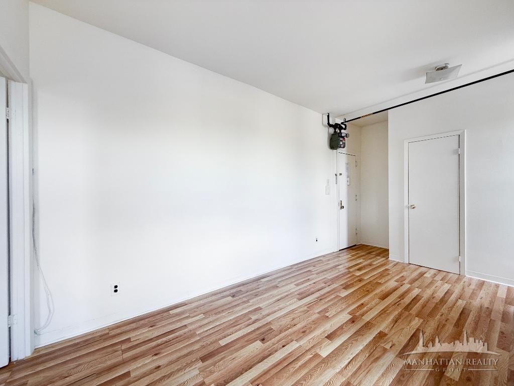 E 14th St #31 - Photo 4 of 7