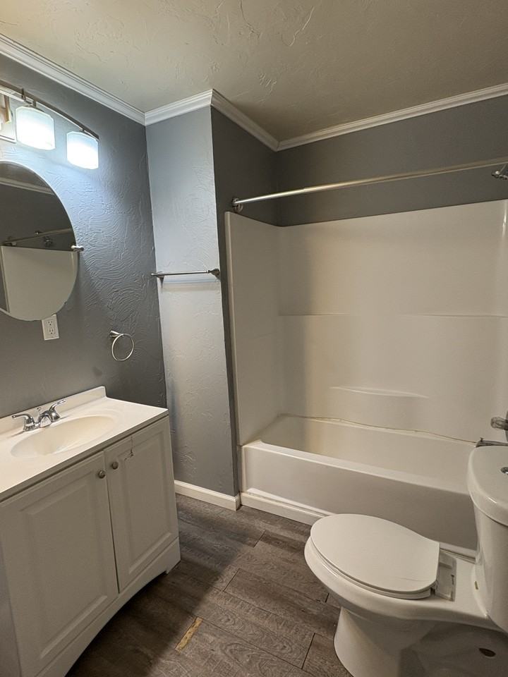 806 W 8th St #1 - Photo 5 of 9