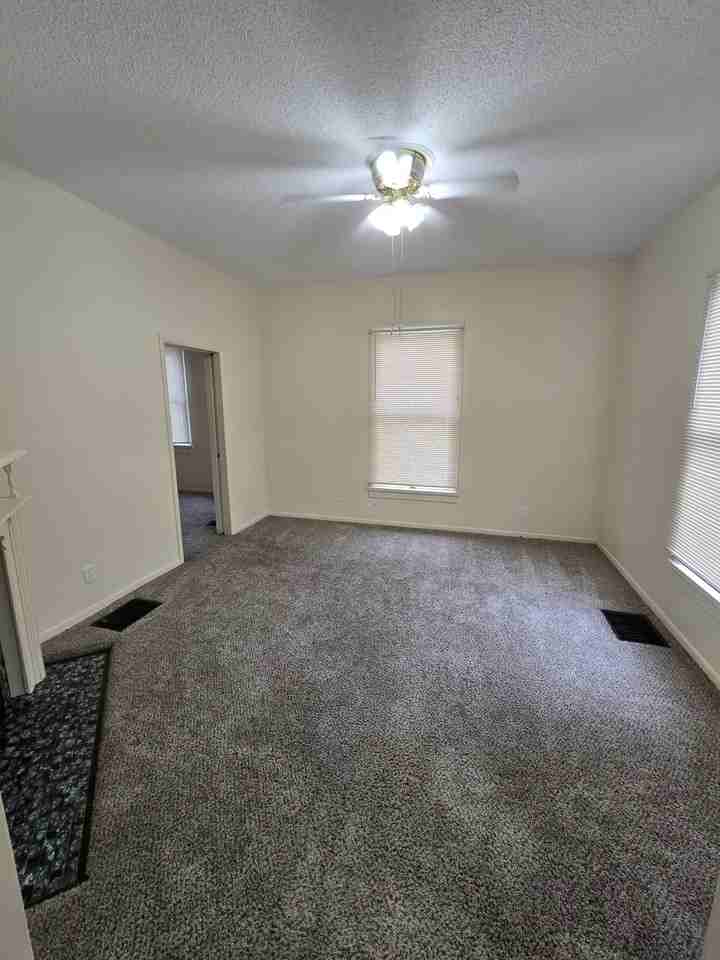221 S Pleasant St #221C - Photo 3 of 8