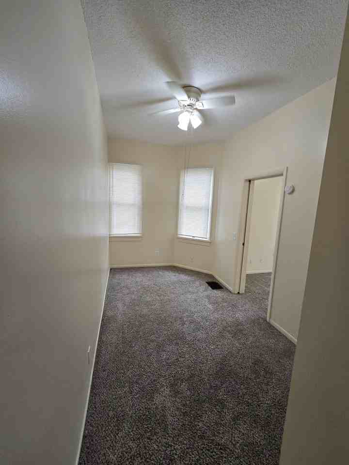 221 S Pleasant St #221C - Photo 4 of 8
