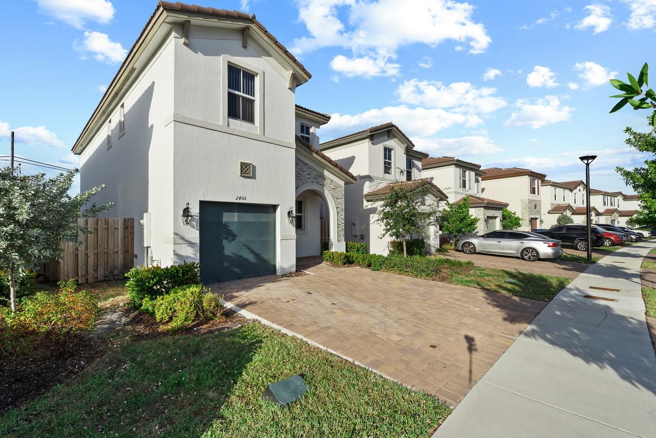 2405 Northwest 131st Circleclientes@realtymiamigroup.com #2405 - Photo 2 of 44