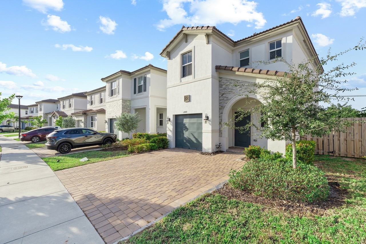 2405 Northwest 131st Circleclientes@realtymiamigroup.com #2405 - Photo 3 of 44