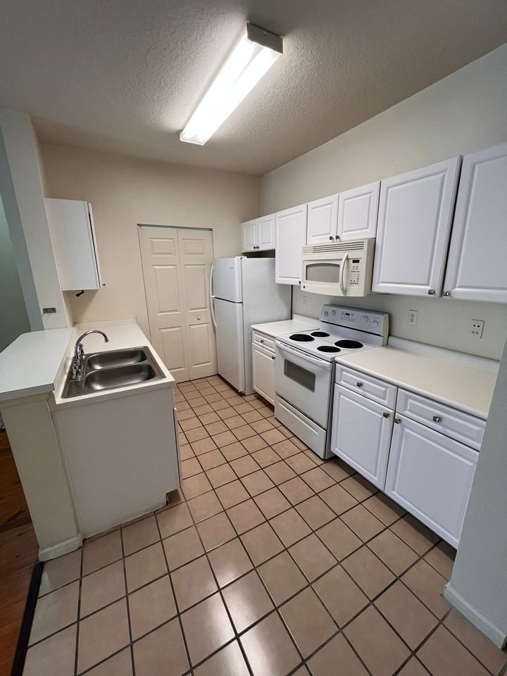 2049 Tizewell Cir #1102 - Photo 4 of 8