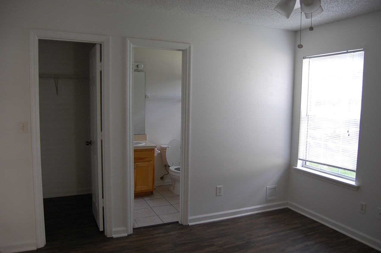 2400B Barcelona Ct #B - Photo 6 of 11